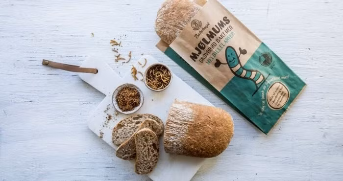 Ngoài ra, côn trùng có thể làm giảm mỡ trong cơ thể vì chúng chứa nhiều axit béo, canxi, sắt, vitamin B12 và vitamin C. Một nghiên cứu gần đây cho thấy dế có khả năng chống oxy hóa cao gấp 5 lần so với nước cam.