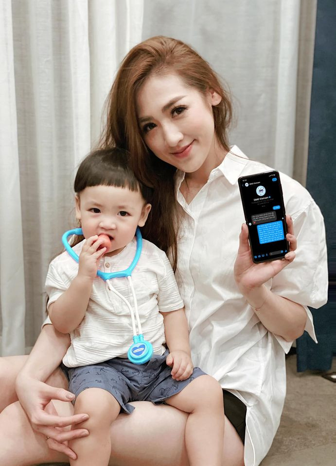 Á hậu Tú Anh khoe khéo gu thời trang tinh tế bằng những bức ảnh chụp cùng con.