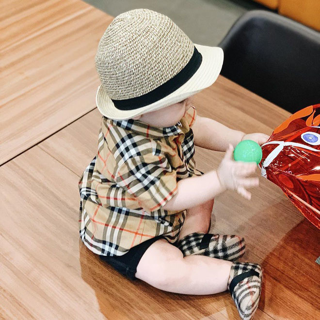 Ngay tử nhỏ, bé Kem được mẹ phối đồ khá sành điệu. Ảnh: FBNV. Mời độc giả xem video "Minh Hằng chia sẻ về phong cách thời trang". Nguồn: VTC.