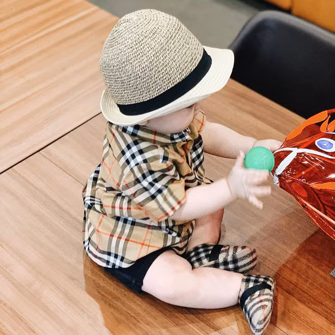 Ngay tử nhỏ, bé Kem được mẹ phối đồ khá sành điệu. Ảnh: FBNV. Mời độc giả xem video "Minh Hằng chia sẻ về phong cách thời trang". Nguồn: VTC.