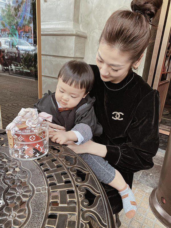 Tú Anh còn có sở thích diện đồ ton sur ton với con mình để trông đồng điệu và thêm nổi bật hơn.