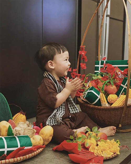 Quý tử nhà Á hậu Tú Anh diện bộ bà ba chụp ảnh nghệ thuật.