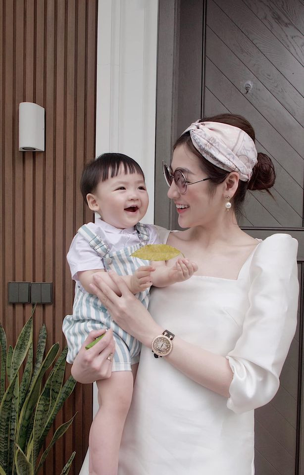 Quý tử nhà Á hậu Tú Anh thường được mẹ cho ăn mặc sành điệu và đáng yêu. Cậu bé đích thị là hotkid hiện tại của Vbiz.