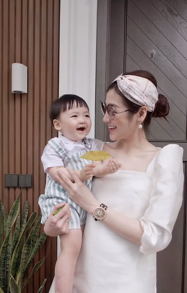 Quý tử nhà Á hậu Tú Anh thường được mẹ cho ăn mặc sành điệu và đáng yêu. Cậu bé đích thị là hotkid hiện tại của Vbiz.