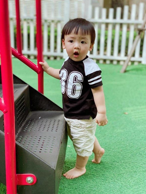 Cậu bé diện trang phục thể thao trông cực cá tính.