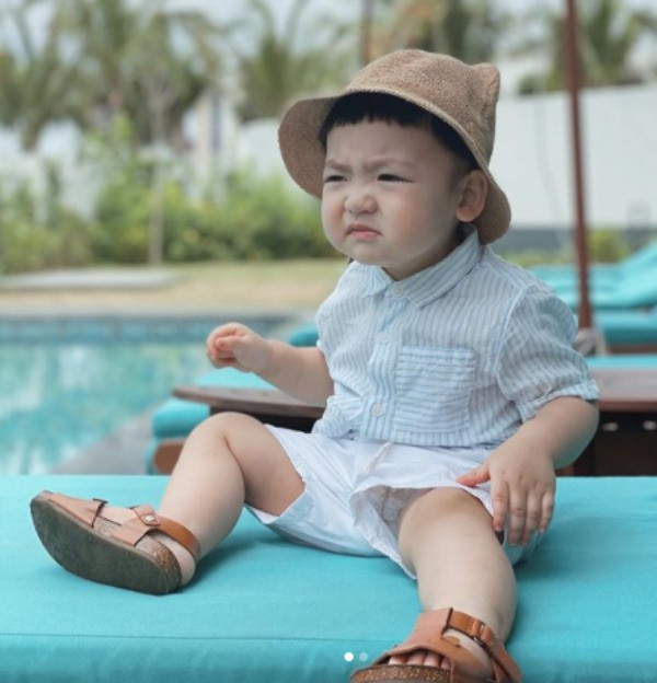 Mặc dù không chia sẻ quá nhiều nhưng người hâm mộ cũng không khó thấy những bộ trang phục hàng hiệu từ đầu tới chân của cậu bé Kem đến từ các nhà mốt như Burberry, Fendi..