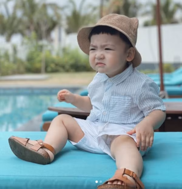 Mặc dù không chia sẻ quá nhiều nhưng người hâm mộ cũng không khó thấy những bộ trang phục hàng hiệu từ đầu tới chân của cậu bé Kem đến từ các nhà mốt như Burberry, Fendi..