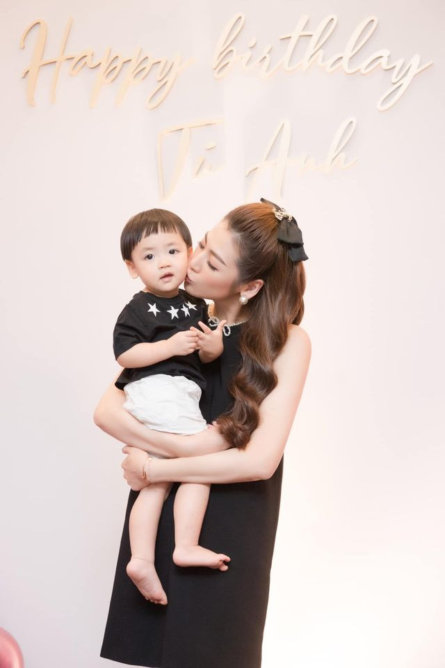 Vẻ bụ bẫm đáng yêu của bé Kem toả sáng hơn cả mẹ. Nhất là hai mẹ con đều diện những món đồ hiệu đắt đỏ.