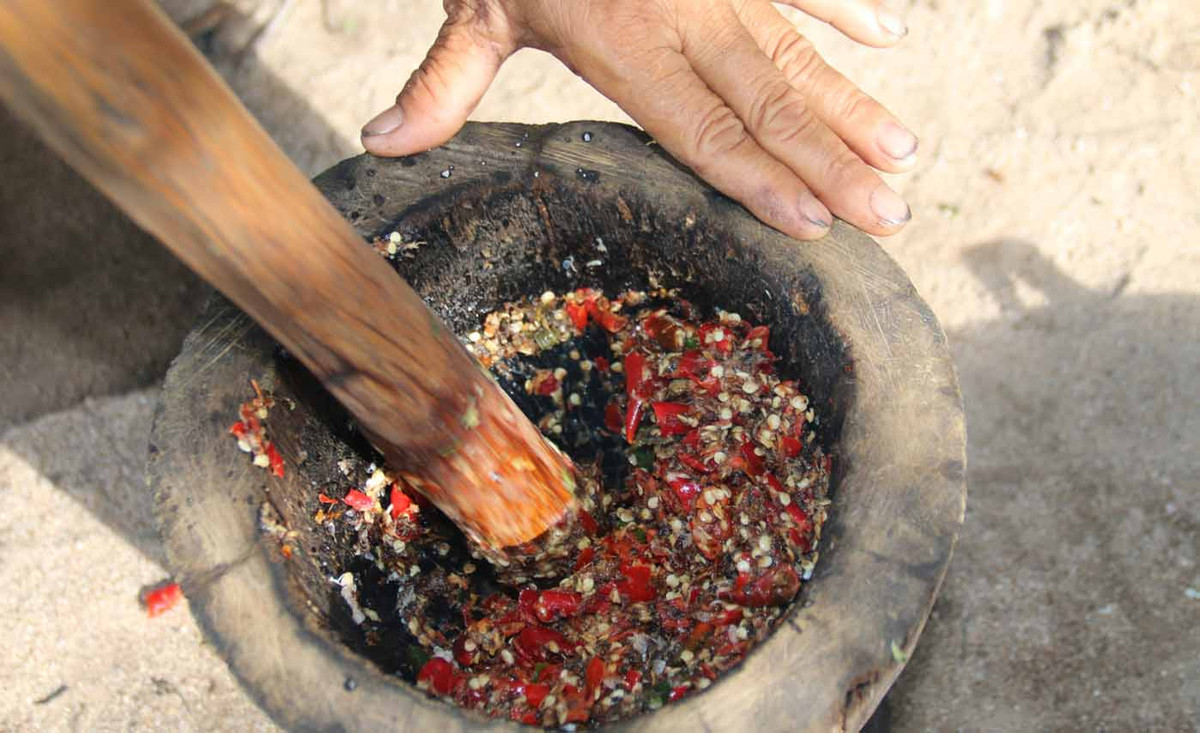 Giã kiến đã rang vàng giòn cùng muối hột, bột ngọt, ớt tươi và kèm thêm lá then len – một loại lá rừng thường thấy ở vùng Tây Nguyên. Chỉ đơn giản thế mà vị mặn, ngọt, cay the dần hòa quyện vào nhau tạo nên một thứ đồ chấm ngồ ngộ, ấn tượng từ cái tên đến hương vị.