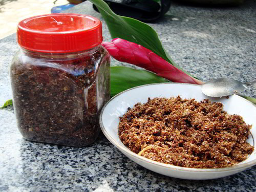 Muối kiến vàng thường dùng ăn kèm với một số món mà người sành ăn thường hay sử dụng với cóc, ổi, xoài xanh,...