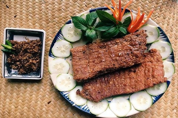 Để làm được món muối kiến, người ta phải lặn lội vào rừng và mang theo một cây sào dài đi bắt kiến vàng làm tổ trên những cây cao.