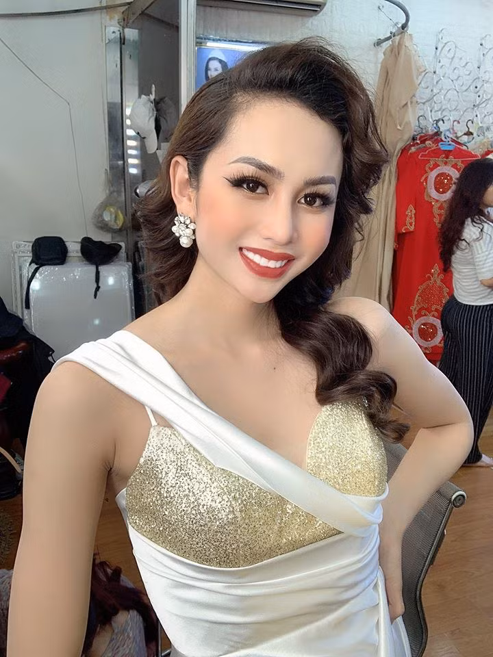 Không chỉ ăn mặc gợi cảm, người đẹp này còn trang điểm cực kỳ xinh xắn. Ảnh: FBNV. Video "Minh Hằng chia sẻ về phong cách thời trang". Nguồn: VTC.