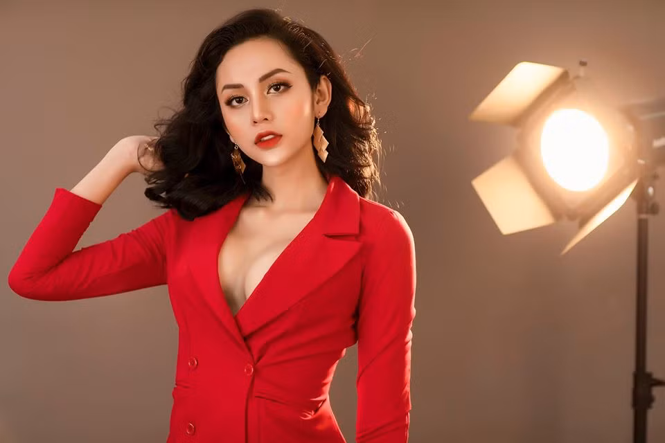 Cô nàng diện chiếc vest đỏ khoe vòng một cực bốc lửa.