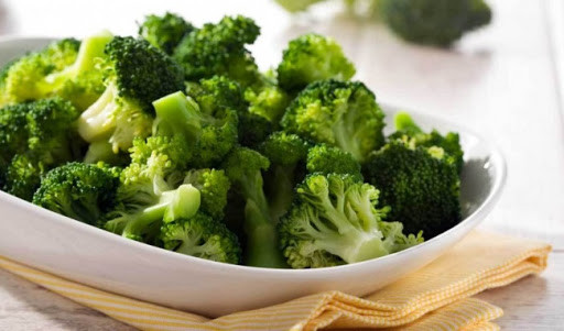 Các loại rau có màu xanh đậm với nhiều sắt và vitamin nhóm B vô cùng tốt cho các sĩ tử, giúp các học sinh được nâng cao cường trí nhớ và hệ miễn dịch như rau ngót, rau dền, rau bó xôi.