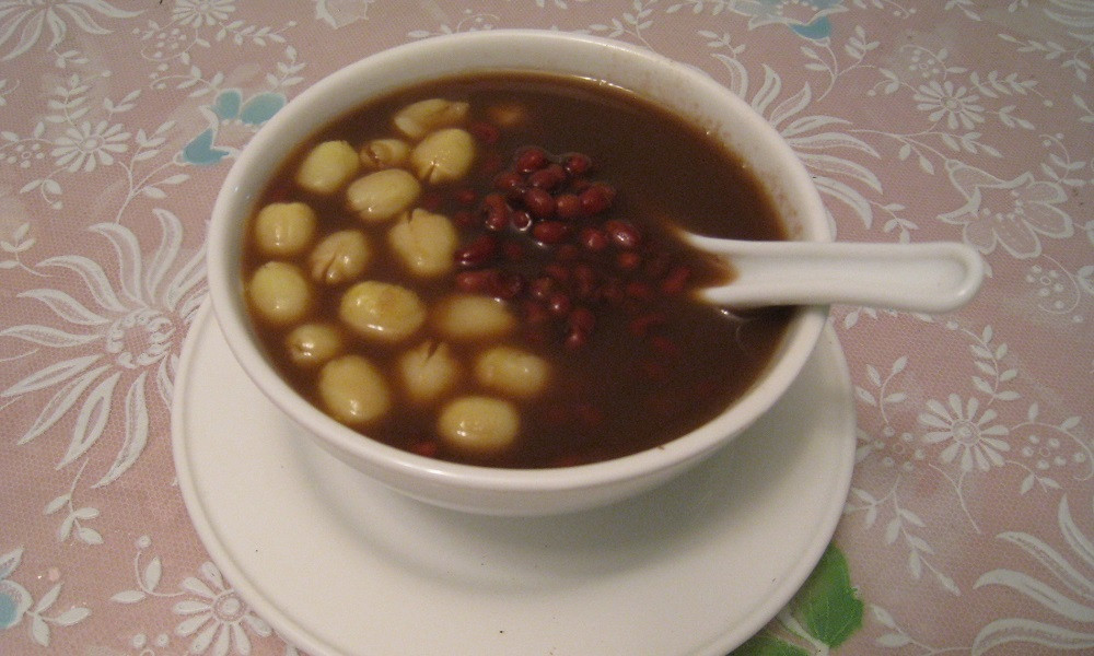 Hạt ngũ cốc các loại: Các loại ngũ cốc như hạt đậu xanh, đậu đen, đậu đỏ, hạt sen giải nhiệt rất tốt. Phụ huynh có thể chế biết thành các món chè thanh mát bồi bổ sĩ tử giải nhiệt, đồng thời giúp con bạn tăng cường trí nhớ.