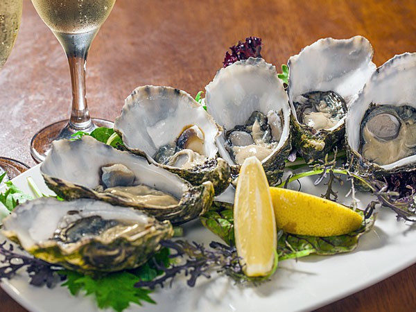 Hàu: Hàu là một loại hải sản cực kỳ giàu kẽm và vitamin C. Các hợp chất này giúp chống lại các vi khuẩn gây mụn trong kỳ kinh nguyệt.