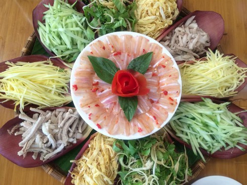 Cách bài trí món ăn cũng rất công phu. Đầu tiên rải lá chuối lên một chiếc mẹt tre. Trên mẹt tre là các cánh hoa chuối đựng thịt, trứng, rau sống, dưa leo… xếp tròn xung quanh tạo thành các cánh hoa.