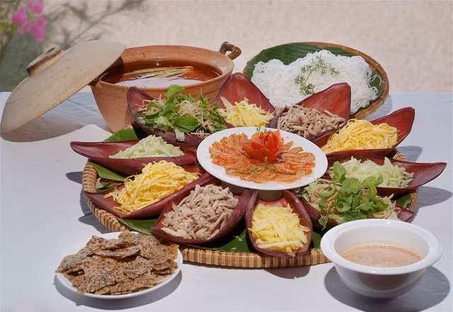 Khi ăn, nhúng cá vào nồi lẩu cho cá chín và thấm nước sốt, cho thịt, trứng, rau sống, bánh tráng mỗi thứ một ít vào chén rồi rưới nước chấm vào, trộn đều và thưởng thức.