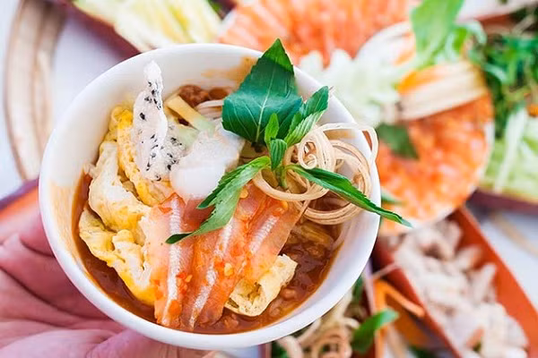 Nước chấm của món lẩu thả Phan Thiết cực kỳ đặc biệt. Nó được chế biến bằng chuối sứ, tỏi, me khô, ớt, đậu phộng rang xay nhuyễn... pha với tỷ lệ lý tưởng - bí mật những đầu bếp hàng đầu. Ảnh: Internet. Mời độc giả theo dõi video "Chế biến món ngon từ nấm đông cô". Nguồn: VTC.