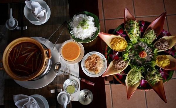 Ngoài cá thì trứng chiên, thịt luộc, tôm tươi, rau sống, xoài và dưa leo... là những món ăn kèm không bao giờ thiếu khi ăn lẩu thả.