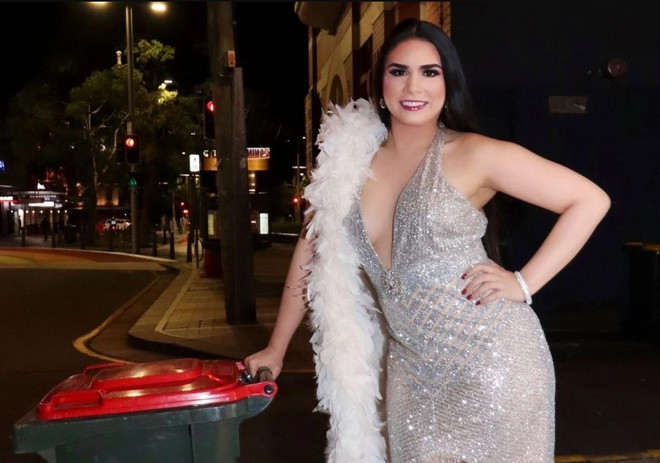 Victoria Anthony, một DJ 30 tuổi sống ở Sydney, gây chú ý khi đăng bức ảnh chụp mình trong một chiếc váy dạ hội lấp lánh lên Instagram với hashtag #BinIsolationOuting (trào lưu mặc đẹp đi đổ rác).