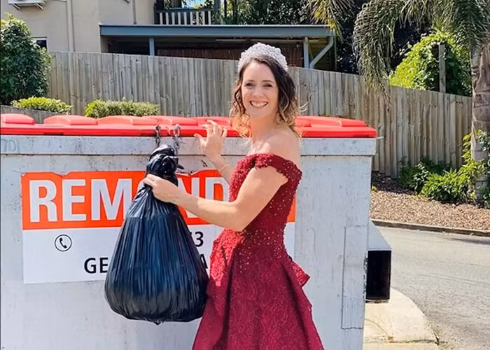 Trước kia, váy dạ hội chỉ dành cho những sự kiện trọng đại, giờ thì được ra khỏi nhà để đổ rác cũng là sự kiện được mong chờ.