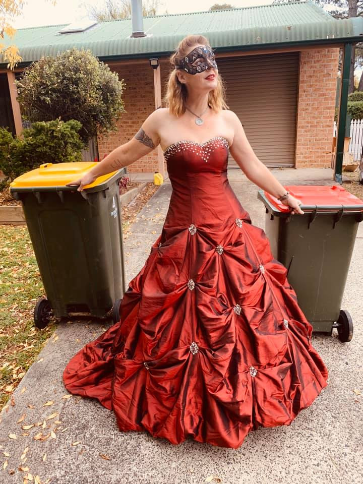 Dù chỉ là đi đổ rác nhưng cô ấy vẫn tưởng tượng như mình đang đi dạ hội vậy.