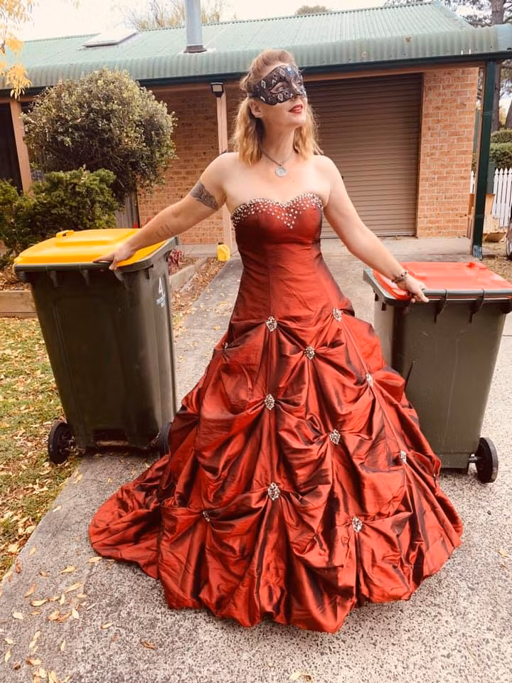 Dù chỉ là đi đổ rác nhưng cô ấy vẫn tưởng tượng như mình đang đi dạ hội vậy.