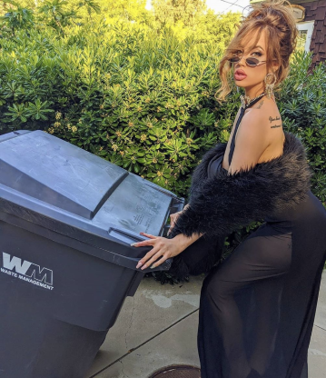 Không chỉ mặc đẹp lồng lộn, nhiều người còn tạo dáng kiêu sa bên thùng rác khiến cư dân mạng “phì cười".