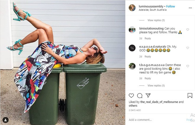 Trend lên đồ thật đẹp để đi đổ rác khởi nguồn từ mạng xã hội nước ngoài, khi nhiều cô gái đã mặc những trang phục lộng lấy nhất của mình để tạo dáng bên thùng rác.