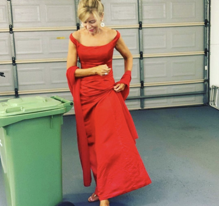 Trong những ngày giãn cách xã hội vì COVID-19, việc thực hiện thử thách mặc đẹp đi đổ rác giúp chính người chơi và bạn bè được giải trí.