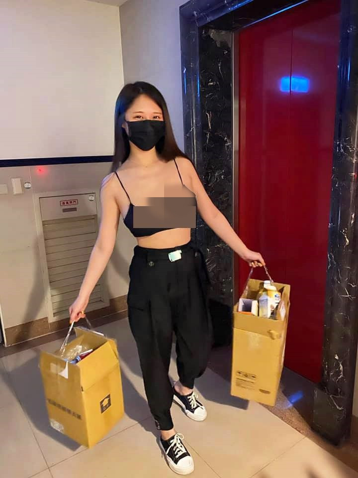 Hot girl Đài Loan có biệt danh Summer gây chú ý khi mặc nội y cùng quần dài đi đổ rác.