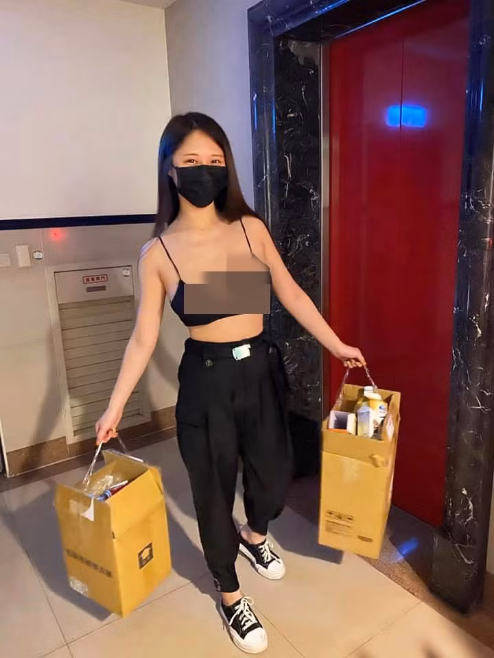 Hot girl Đài Loan có biệt danh Summer gây chú ý khi mặc nội y cùng quần dài đi đổ rác.