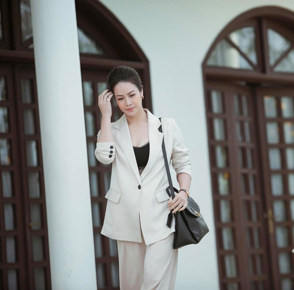 Nhật Kim Anh diện vest thanh lịch giống như một nữ doanh nhân thành đạt. Ảnh: FBNV. Video "Minh Hằng chia sẻ về phong cách thời trang". Nguồn: VTC.