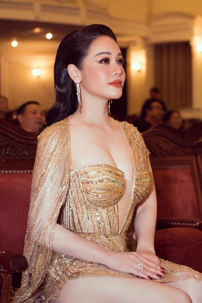 Nhiều lần, diễn viên thu hút ánh nhìn, lọt top sao nữ ăn mặc gợi cảm nhờ chọn đúng những mẫu váy tôn dáng.