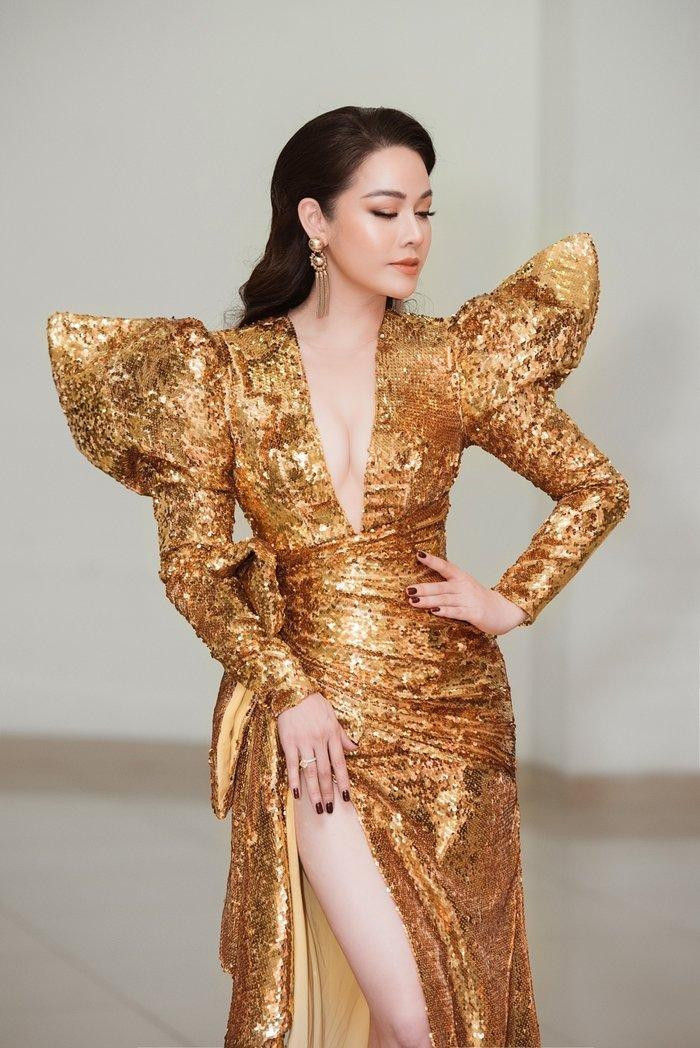 Sở hữu vóc dáng phồn thực, đặc biệt là vòng 1 đẫy đà nên Nhật Kim Anh rất chuộng những thiết kế cúp ngực, xẻ sâu.