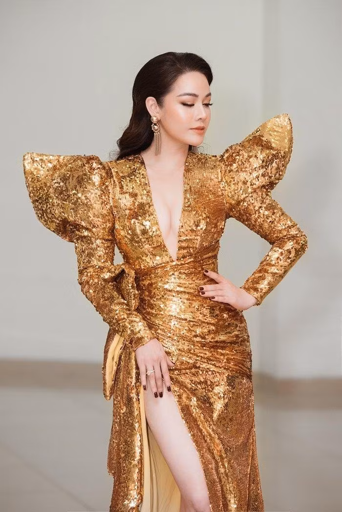 Sở hữu vóc dáng phồn thực, đặc biệt là vòng 1 đẫy đà nên Nhật Kim Anh rất chuộng những thiết kế cúp ngực, xẻ sâu.