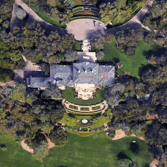 Oprah Winfrey - 101 triệu USD: Đây là một trong những căn nhà của bà hoàng truyền thông Oprah Winfrey, nằm ở Montecito, bang California. Oprah Winfrey mua khu đất gần 17 hecta này với giá 50 triệu USD vào năm 2001. Tuy nhiên, sau khi điều chỉnh thuế vào năm 2012, giá trị khu đất tăng lên 90 triệu USD. Tại đây có một dinh thự rộng gần 470 m2, chuồng ngựa, sân tập cưỡi ngựa, vườn cây ăn trái và những bãi cỏ được chăm sóc tỉ mỉ. Ảnh: Google.