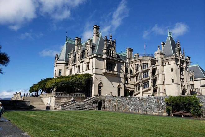 George Vanderbilt - 184 triệu USD: Năm 1862, George Washington Vanderbilt III ra đời trong gia đình Vanderbilt giàu có và quyền lực với cuộc sống như bậc đế vương Mỹ. Vanderbilt sở hữu bộ sưu tập nghệ thuật và thư viện cá nhân lớn bậc nhất thế giới và cần một nơi đủ lớn để cất giữ chúng. Năm 1888, ông bắt đầu mua đất tại khu vực dãy núi Blue Ridge gần Asheville, bắc Carolina và cho xây dựng tư dinh lớn nhất nước Mỹ: Biltmore. Dinh thự này đã cần tới hơn 1.000 công nhân làm việc 6 ngày mỗi tuần trong 6 năm liền. Khi hoàn thành, dinh thự có 250 phòng, nằm trên khu đất 1,6 hecta. Riêng chi phí cho phần móng đã lên tới 400.000 USD. Tổng chi phí xây dựng của Biltmore là 6 triệu USD, tương đương 184,14 triệu USD ngày nay. Ảnh: TripAdvisor.