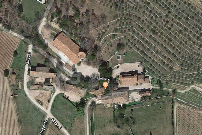 Brad Pitt và Angelina Jolie - 80 triệu USD: Năm 2008, cặp tình nhân một thời đẹp nhất Hollywood với biệt danh Brangelina mua dinh thự Château Miraval miền nam nước Pháp với giá 67 triệu USD, tương đương 80,2 triệu USD ngày nay. Dinh thự có 35 phòng ngủ, bãi đỗ trực thăng, bể bơi trong và ngoài trời, phòng chơi game, rạp chiếu phim trong nhà cùng nhiều tiện nghi tân tiến khác. Tại đây còn có vườn cây với cây ô liu 200 năm tuổi. Hiện Brangelina đã chia tay và không rõ dinh thự này hiện thuộc sở hữu của ai. Ảnh: Google.