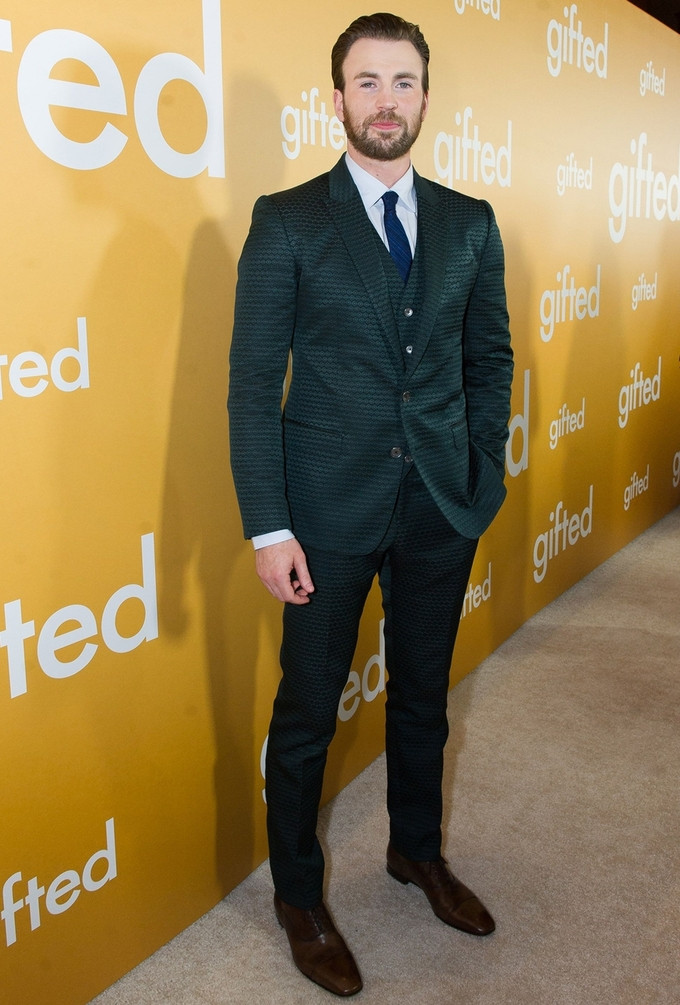 Evans có cả bộ sưu tập các bộ suit với đủ kiểu thiết kế và họa tiết khác nhau.