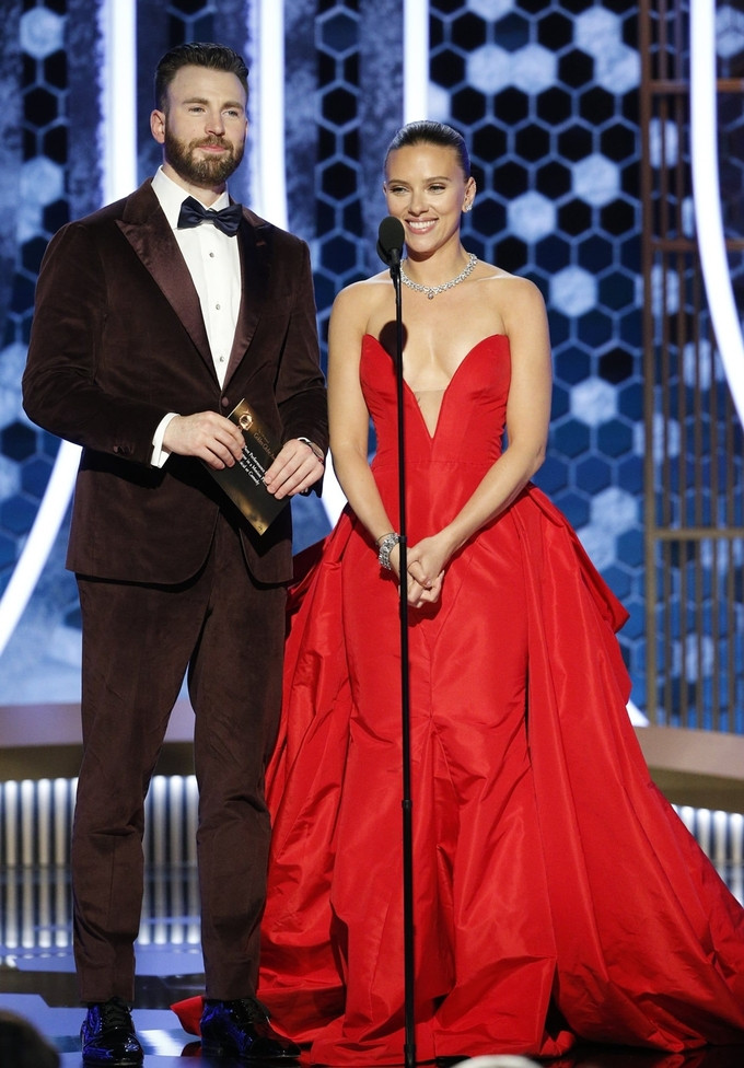 Cho dù để râu thì cũng chẳng thể che giấu được những đường nét tuyệt đẹp trên khuôn mặt của tài tử Chris Evans. Nhìn gu thời trang lịch lãm của nam tài tử, các fan nữ lại càng bị cuốn hút hơn.