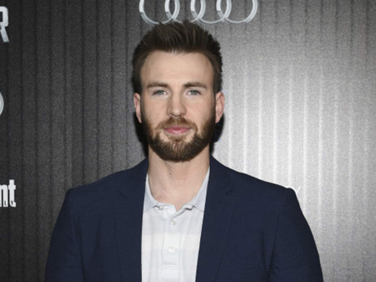 Trang phục đi sự kiện của Chris Evans không thể thiếu nhwngc chiếc áo vest lịch lãm.