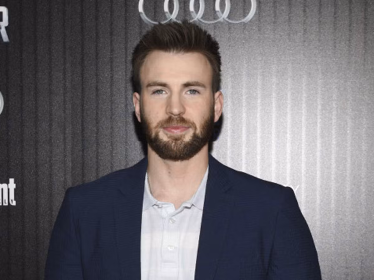 Trang phục đi sự kiện của Chris Evans không thể thiếu nhwngc chiếc áo vest lịch lãm.
