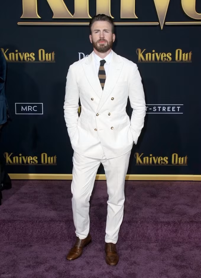 Tại ra mắt phim Knives Out hồi tháng 11/2019, nam diễn viên cực bảnh bao khi mặc suit màu trắng sữa của Brunello Cucinelli.