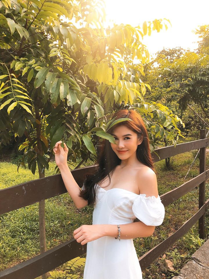 Không chỉ sở hữu nhan sắc xinh đẹp, Thu Hoài còn gây ấn tượng nhờ gu thời trang sành điệu và gợi cảm.