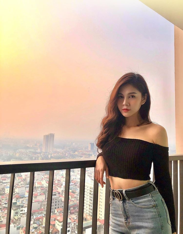 Phong cách thời trang đường phố của cô nàng khá năng động và cá tính nhưng vẫn toát lên sự quyến rũ.