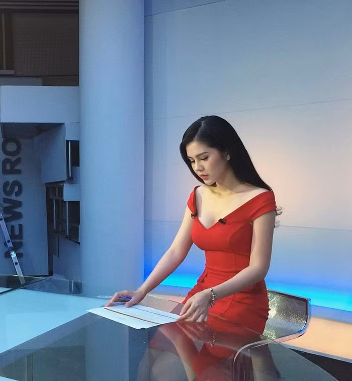 Chiếc váy đỏ với phần cổ chữ V rộng khiến nữ MC trở nên gợi cảm hơn khi lên hình.