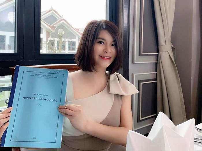 Xuất hiện trong bộ phim mới của VTV “Đừng bắt em phải quên”, Kim Oanh đã gây ấn tượng mạnh với khán giả với gu thời trang trẻ trung, gợi cảm.