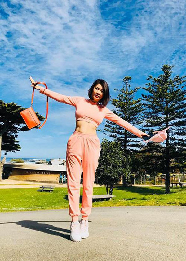 Nữ diễn viên khoe vòng eo con kiến, săn chắc trong những bộ đồ crop top khiến nhiều người phải trầm trồ.